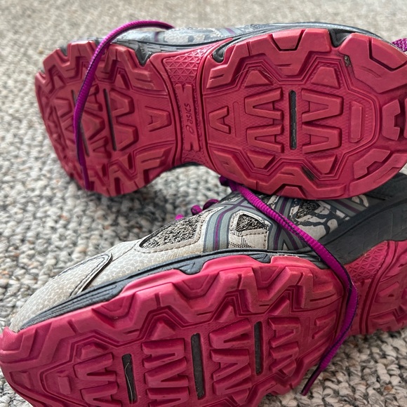 Practically new ASICS - Picture 3 of 4